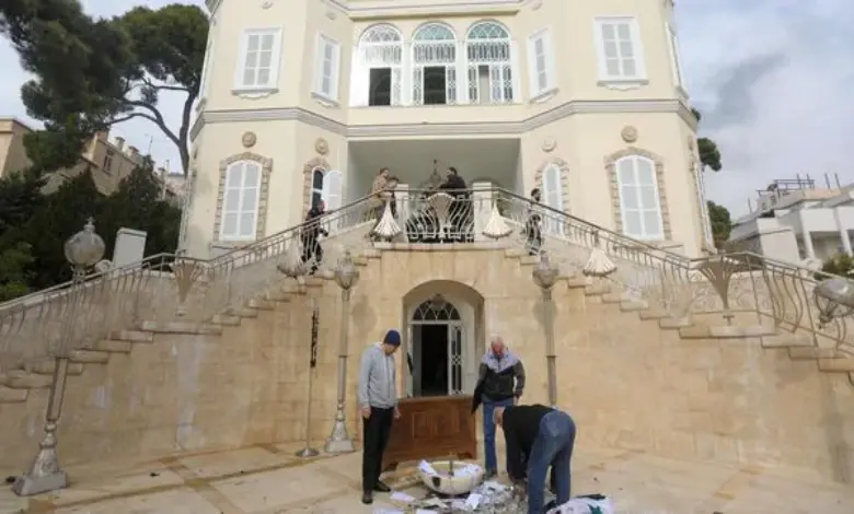 Syrian Civil War Vandalism and looting at President Assad's palace