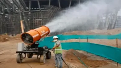 A team watering Mumbai roads to combat dust pollution.