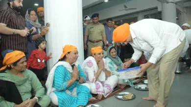 PHOTOS: Gujarat Chief Minister Bhupendra Patel provided langar service in the Gurudwara, served food