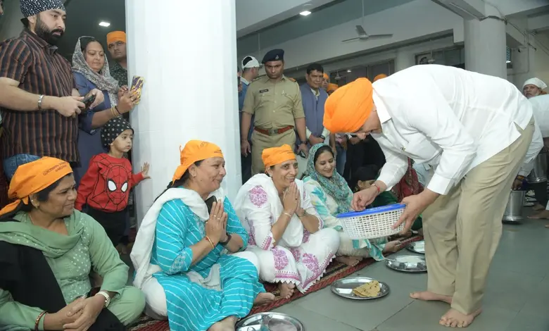 PHOTOS: Gujarat Chief Minister Bhupendra Patel provided langar service in the Gurudwara, served food