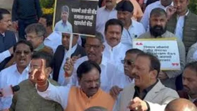 Opposition MLAs protest on the steps of Vidhan Bhavan against the murder of Sarpanch in Beed