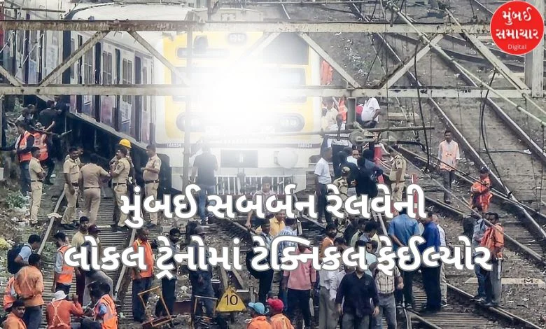 'Dhandhiya' in Mumbai's local trains on the last day of the year