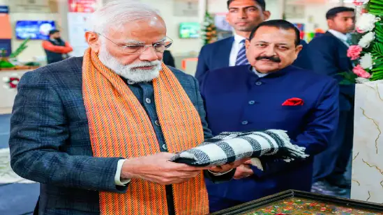 PM Modi wearing Kashmir Pashmina shawl in winter