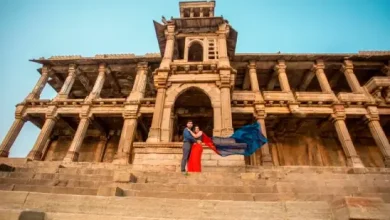 Couple posing for pre-wedding photoshoot at heritage site in Ahmedabad