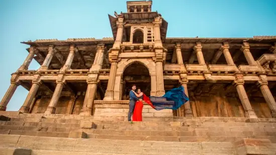 Couple posing for pre-wedding photoshoot at heritage site in Ahmedabad