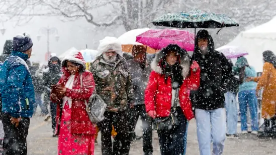 Heavy snowfall in Shimla and Manali strands tourists and causes fatalities