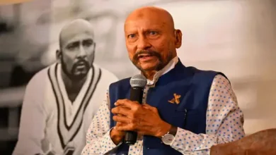 Syed Kirmani unveiling his autobiography 'Stumped' at M. Chinnaswamy Stadium