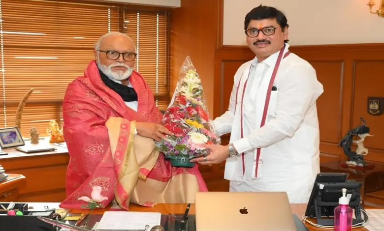 Dhananjay Munde meets Chhagan Bhujbal