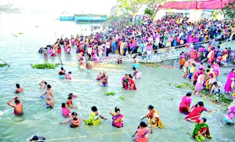  The Ganges is bully  for washing distant  sins, but which stream  is champion  for earning virtue?