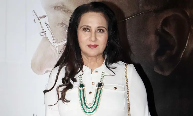 The painter who painted actress Poonam Dhillon's flat has cleaned out the safe!