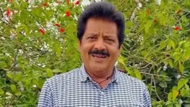 Udit Narayan went to sing a song or to kiss a female fan, video goes viral