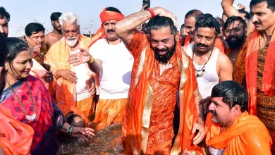 Eknath Shinde Takes Dip in Mahakumbh, Praises Yogi Adityanath