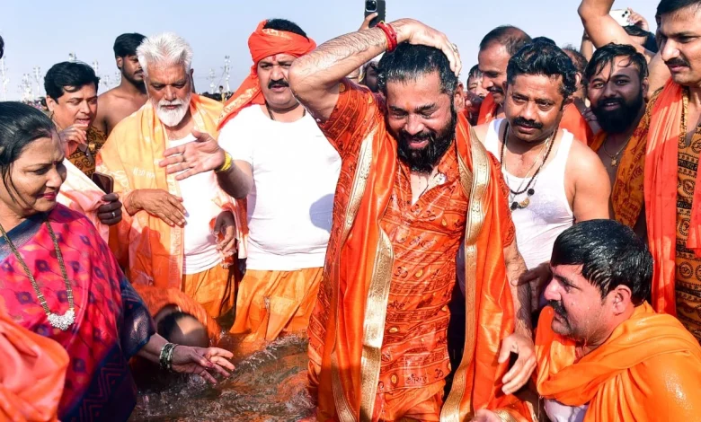 Eknath Shinde Takes Dip in Mahakumbh, Praises Yogi Adityanath