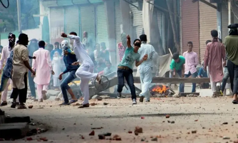 Stone pelting between two groups in Devgadh Baria