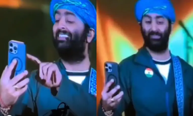 Arijit Singh video calls his father during his energetic Chandigarh concert, sharing a heartfelt moment on stage.