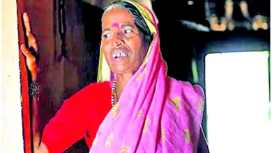 Shantabai Yadav, India’s first female barber, breaking stereotypes.