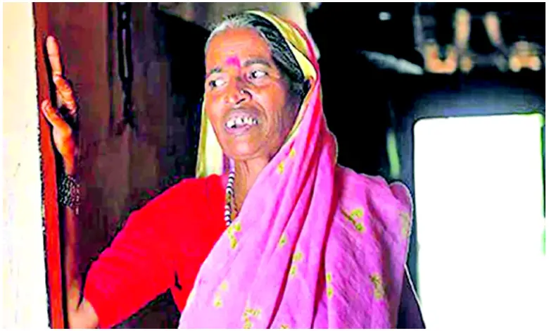 Shantabai Yadav, India’s first female barber, breaking stereotypes.