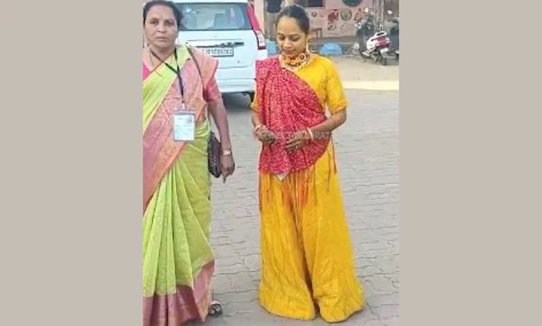 Unique enthusiasm for local body elections in Gujarat, groom and bride cast their votes