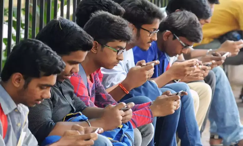 "Gujarat authorities  announces caller   mobile usage guidelines for schools to modulate  pupil  telephone  usage  successful  classrooms."