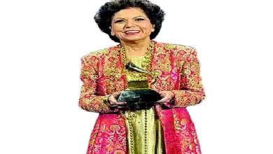 Chandrika Tandon receiving top music honor at Ahmedabad event