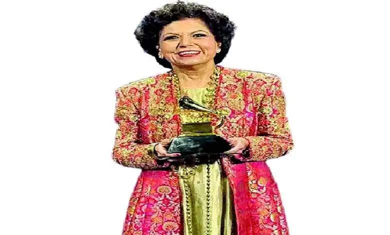 Chandrika Tandon receiving top music honor at Ahmedabad event