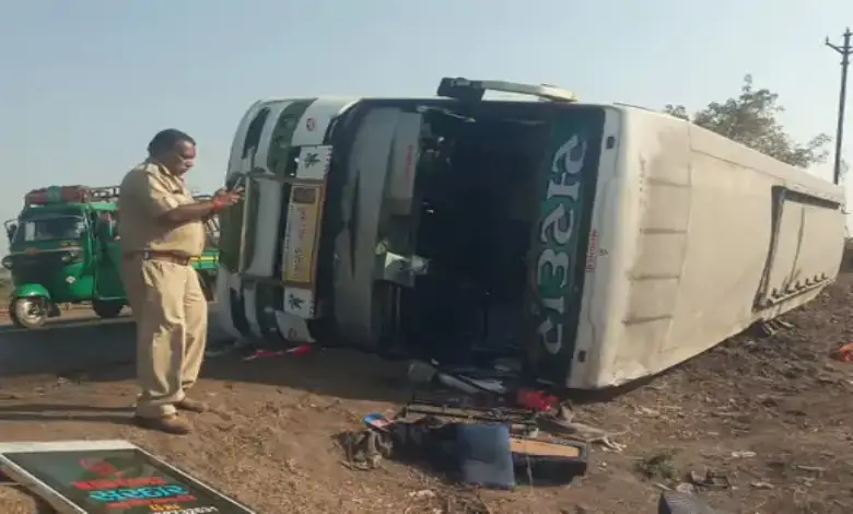 Luxury autobus  going to dwarka conscionable   an mishap  adjacent   Morbi 16 injured