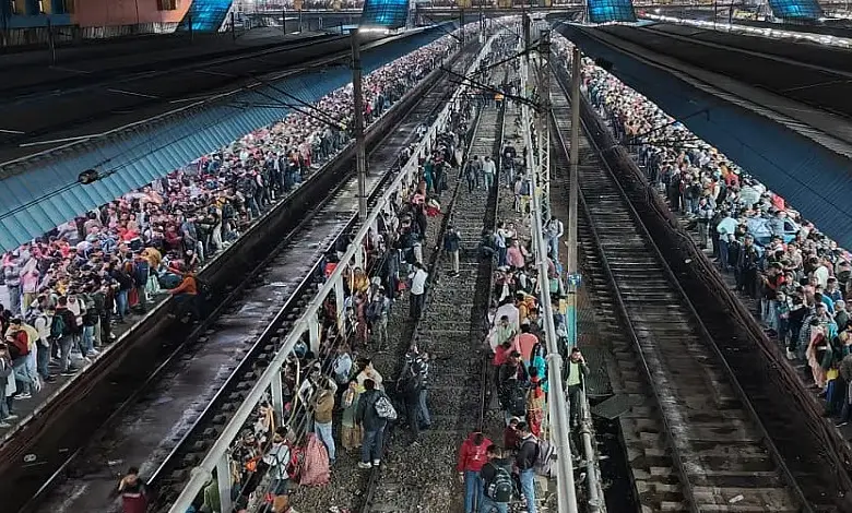 Arrangements have been made to control the crowd at Delhi Railway Station, from morning to evening, from the moment they woke up.