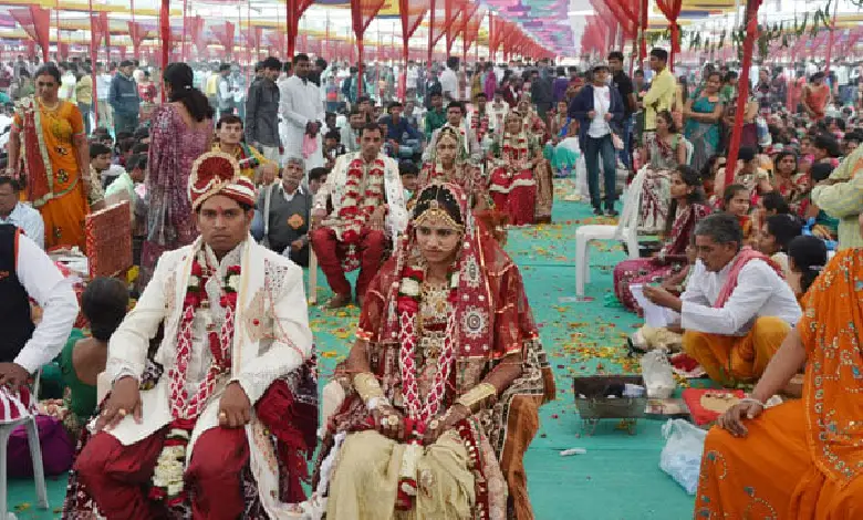 rajkot-samuh-lagan-organizers-abscond-bride-groom-crisis