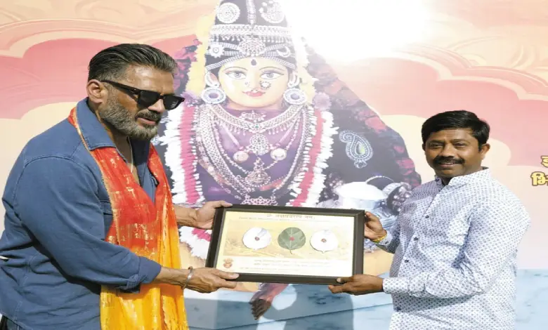 sunil-shetty-celebrates-completion-dream-at-kumbh-mela