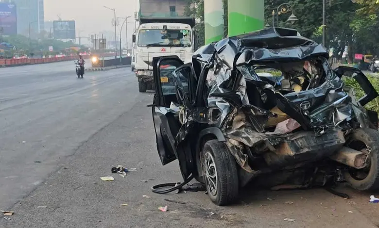 Accident between three vehicles on highway in Thane Six injured including a girl