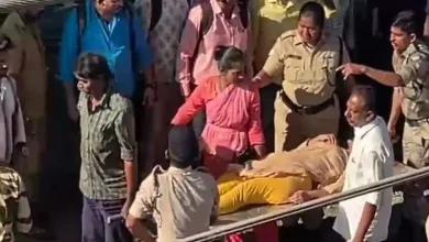 Badlapur Train Accident Woman Falls on Tracks While Boarding Crowded Local Train