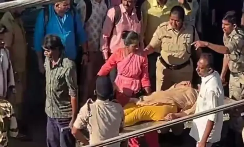 Badlapur Train Accident Woman Falls on Tracks While Boarding Crowded Local Train