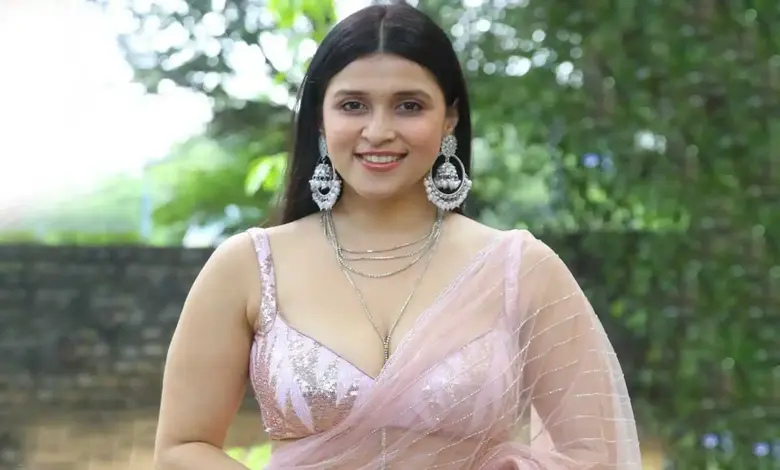 Mannara Chopra's Viral Video Sparks Controversy – Watch Now!