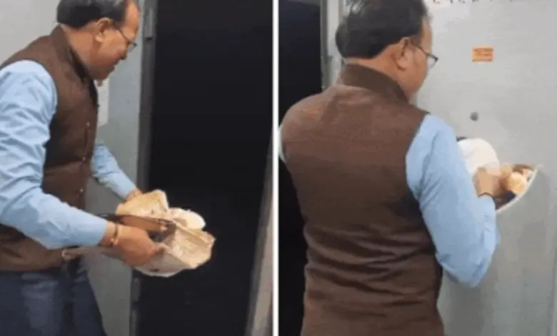 Viral Video OBHS staff broke the rule in a moving train, Railways took major action