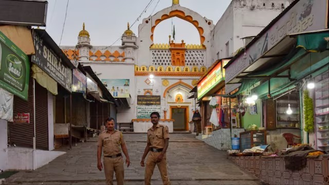 A mob may attack Aurangzeb's tomb! Fear of disturbing peace, police on alert...