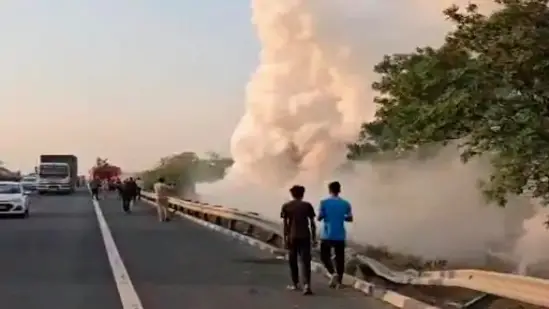 expressway from nadiad closed after chemical tanker overturns