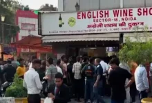 noida liquor shops offer bumper discounts attract huge crowd