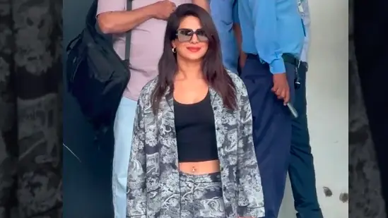 Priyanka Chopra seen at the airport without her husband and daughter, people's eyes are fixed on her stomach...