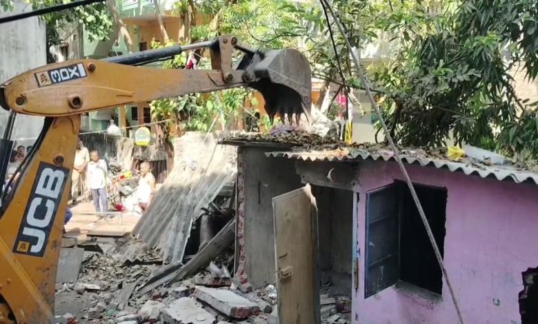 After Ahmedabad, bulldozers again hit houses belonging to anti-social elements in Surat...