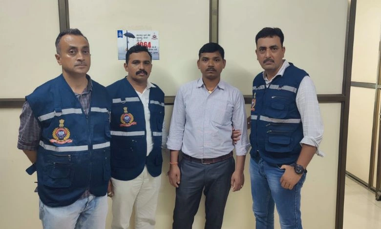 Income Tax Office Superintendent in Vadodara found it difficult to demand a bribe of Rs 500, ACB caught him