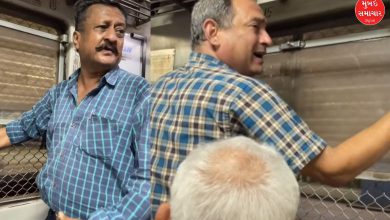 મુંબઈ લોકલ ટ્રેન પ્રવાસી ગીત ગાતા વીડિયો વાઈરલ
