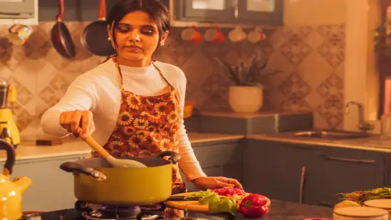 Are you feeling unwell while cooking in the kitchen in summer? Follow these tips…