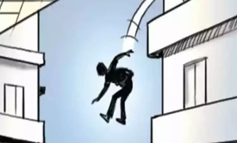 A girl jumped to her death from the 23rd floor in Vikhroli.