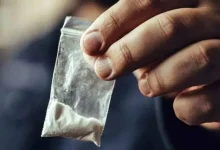 A photo of the drug packets seized by the police and the arrest of the accused, which show mephedrone and cocaine.