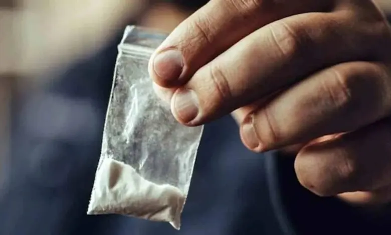 A photo of the drug packets seized by the police and the arrest of the accused, which show mephedrone and cocaine.