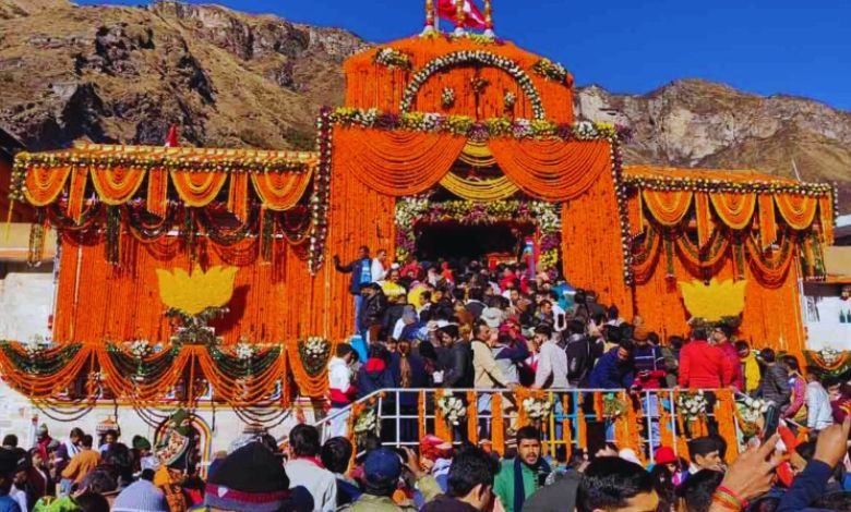બદરીનાથના કપાટ ખુલ્યા, ભક્તો પર કરવામાં આવી પુષ્પવર્ષા