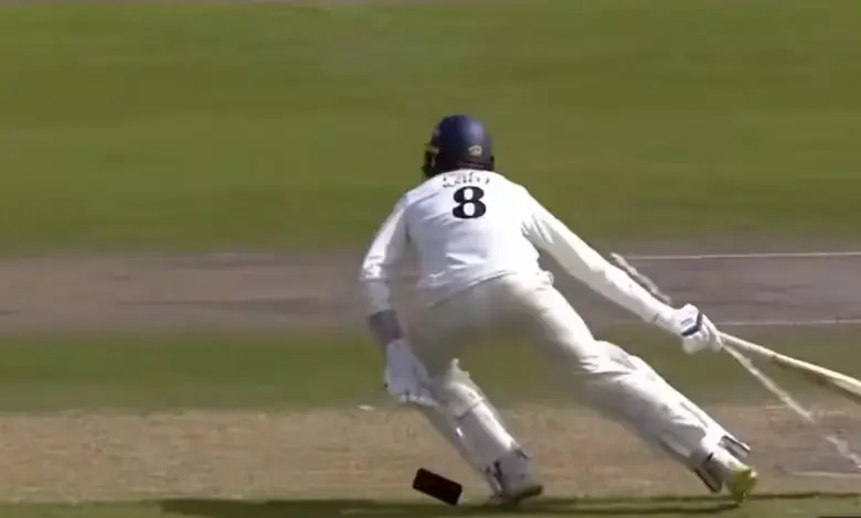 Cricketer Pocket Mobile Playing Viral