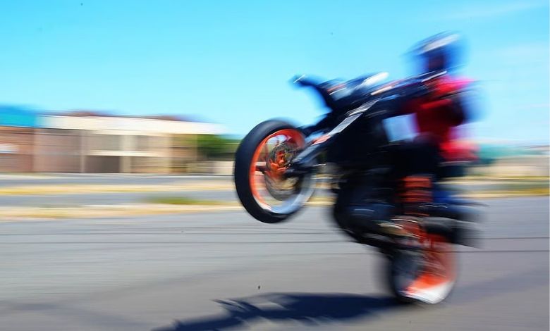 Dangerous video of youths doing reckless bike stunts in Jetpur goes viral, anger among people