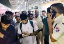 Drunk youths enter express train coming from Mumbai to Kutch, causing chaos, passengers pull chain...