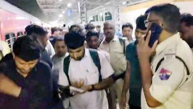 Drunk youths enter express train coming from Mumbai to Kutch, causing chaos, passengers pull chain...